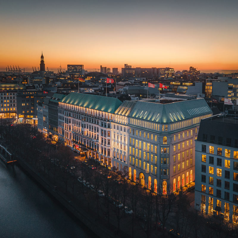 Signatureaufnahme im Abendlicht des Hotel Vier Jahreszeiten in Hamburg