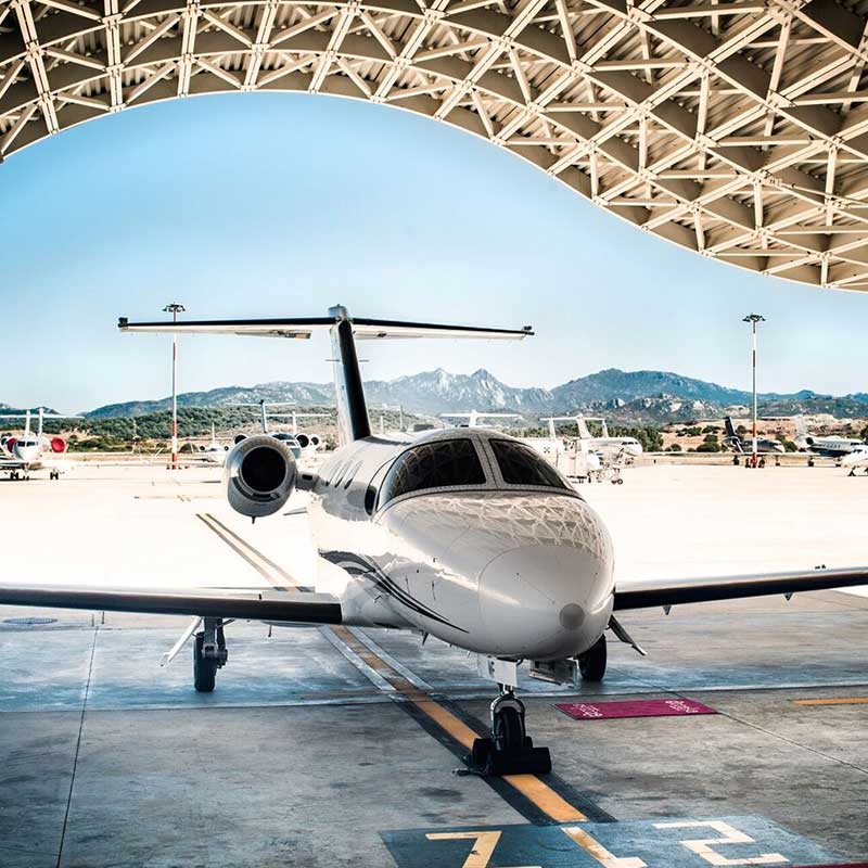 Luxusjet in einer Flughalle