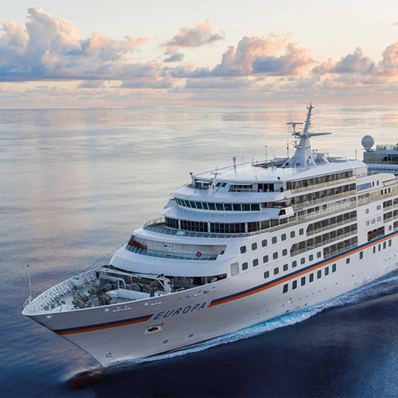 Luxuskreuzfahrtschiff auf dem Meer