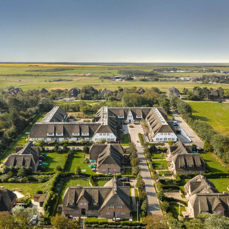 Luftbildaufnahme des Severins Resort und Spa auf Sylt